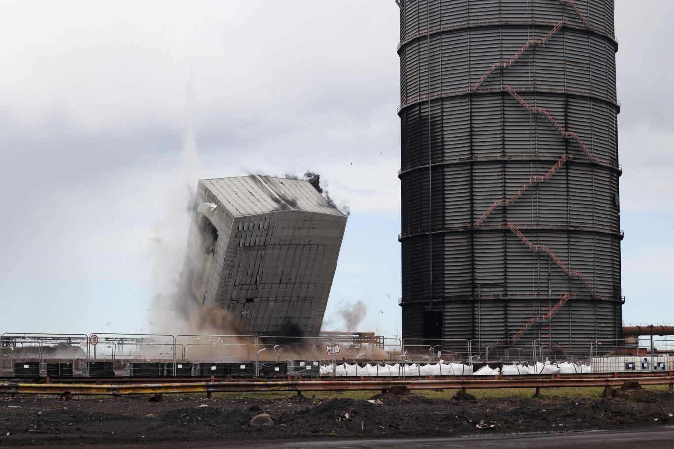 MGL Demolition's Expert Team Safely Demolishes Screen House - MGL Group